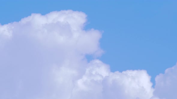 Time lapse of beautiful scenic fasting fluffy cumulus clouds in sunny day, medium shot alt