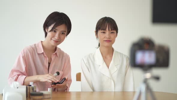 A woman who introduces how to apply makeup through a video distribution alt