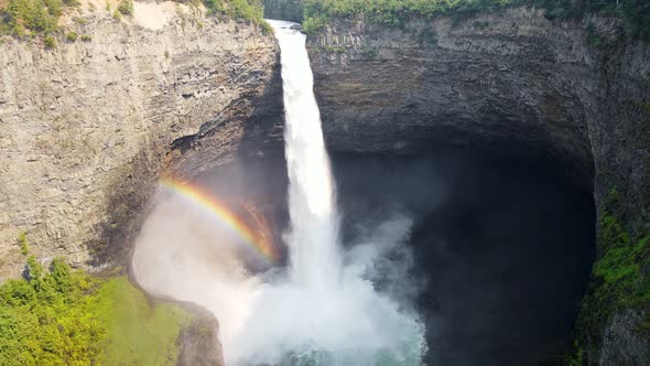 Helmcken Falls plunging into the Murtle River in the tranquil and scenic Wells Gray Provincial Park alt