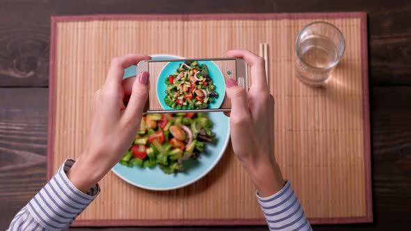 Blogger Take a Picture Fresh Salad with Seafood and Avocado alt