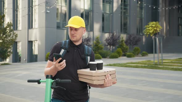 Portret Young Courier Pizza and Coffee Delivery Man with Thermal Backpack and alt