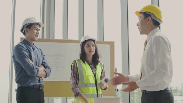 Business concept. Engineers are working together to plan the construction work. 4k Resolution. alt