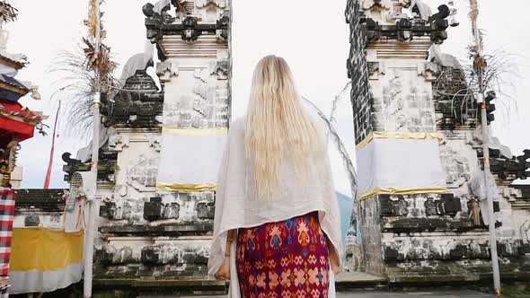 Beautiful girl in bali alt