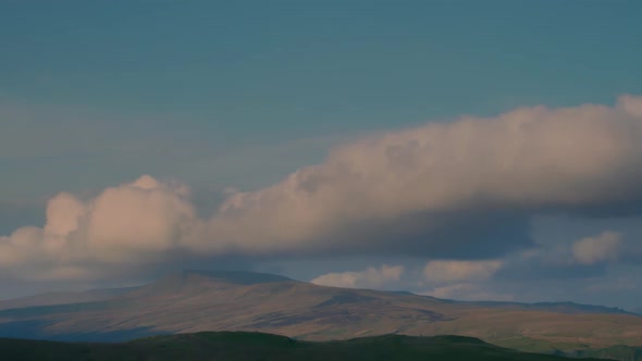 Spectacular clouds rolling over a mountain in Cumbria creating what is known as the Foehn Effect. Ti alt
