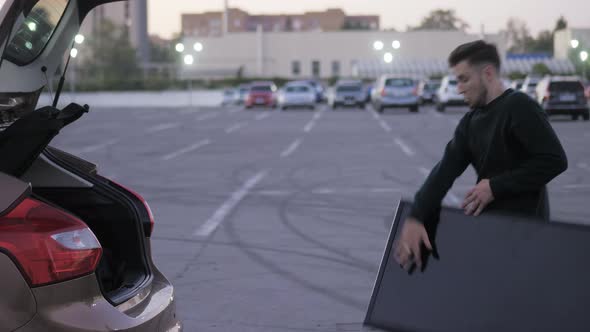 Man Drops a New Purchased TV on a Supermarket Parking Unsuccessfully Delivered It to the Car Trunk alt