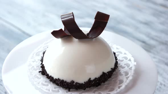 Mousse Cake with Chocolate Spiral alt