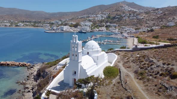 View of the Agia Irini, Saint Irene, Greek Orthodox church, Chora, Ios Island, Greece alt