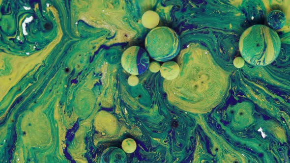Mixing of Blue and Green Colors in Spots and Balls on a Threedimensional Moving Background alt
