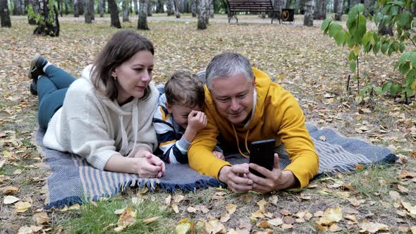 Family Bike Ride and Picnic in Nature alt