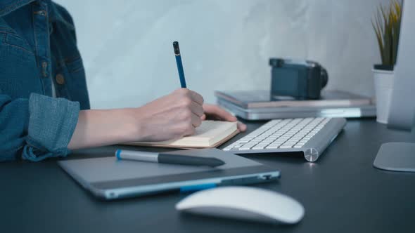 Designer Working alt