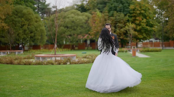 Wedding in Garden in Autumn Day Groom and Bride are Dancing Wedding Dance alt