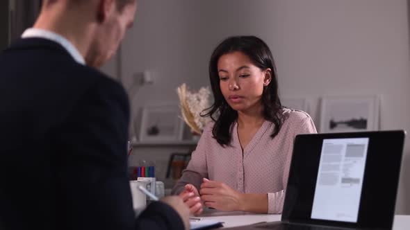 Man Interview Woman Applicant for Job alt