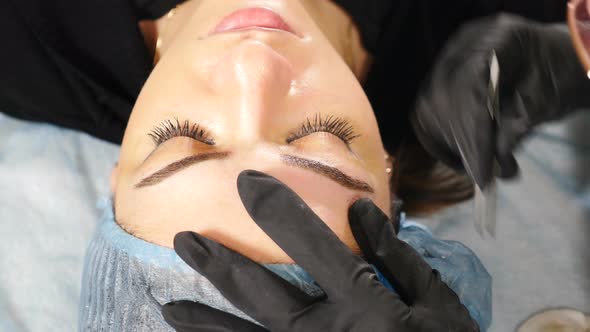 Moisturizing Brows After Permanent Makeup Procedure alt