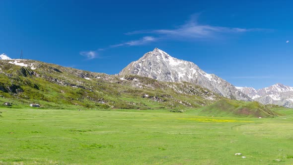 Panorama of snowcapped mountain peaks in the Alps alt