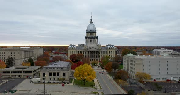 Illinois state capitol in Springfield with droneing sideways. alt