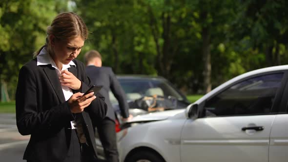 woman-calling-insurance-company-man-observing-car-damage-traffic