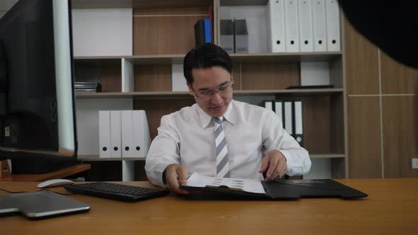 Businessman Boss appreciate the secretary for success business chart alt