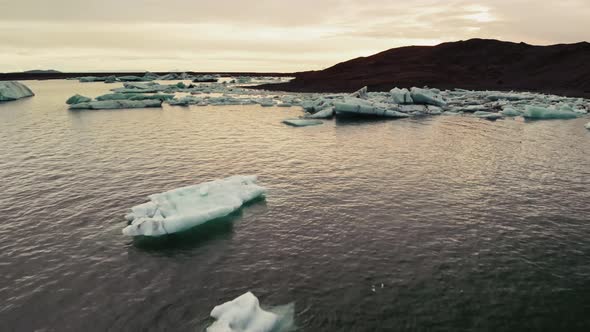 Jökulsárlón Glacier Lagoon in Iceland alt