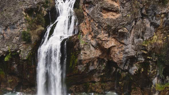 Aerial view of Kapuzbasi waterfalls in Turkey alt