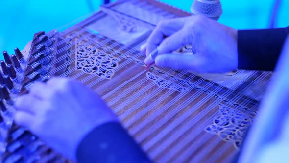 Man Playing Kanun alt