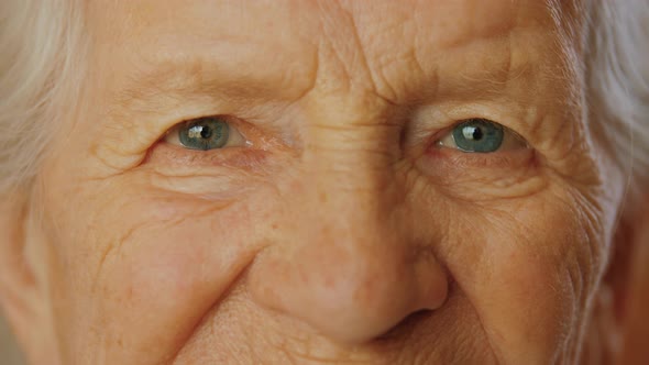 Eyes of Old Woman Looking at Camera Close Up alt