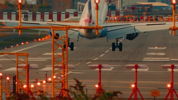 Airliner landing during daytime on a sunny day alt
