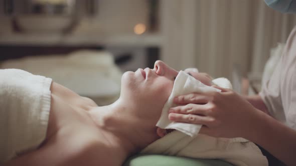 Relaxed Woman Face Lying on Spa Bed for Spa Treatment of Face and Head Massage By Masseur at Luxury alt