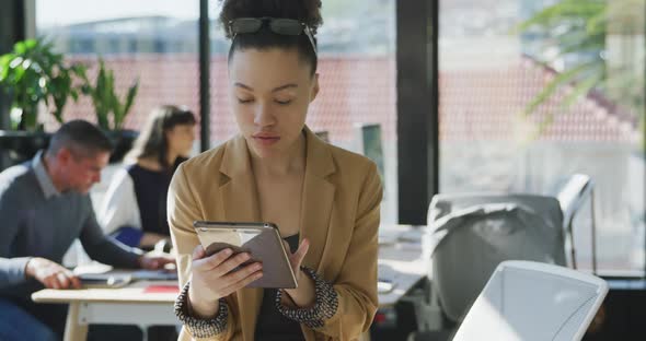 Young woman using tablet computer alt