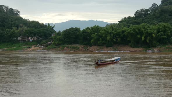 Long-tail boat at the Mekong River in Luang Prabang, Laos, Asia alt