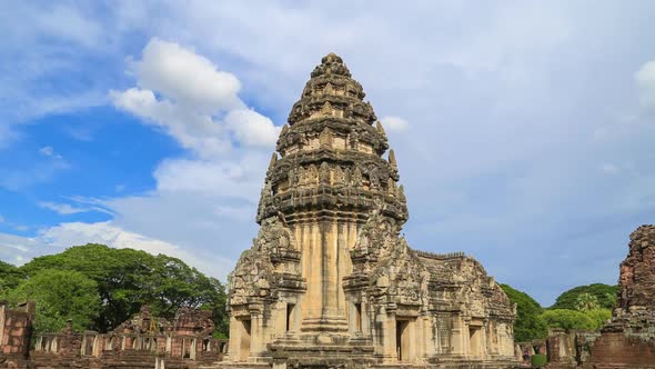 Time lapse of Many tourists visit the beautiful of Phimai historical park, Thailand
