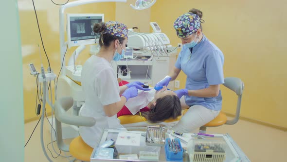 Treating a patient in a dental studio alt