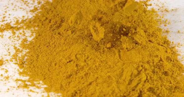 Curry Powder falling , Slow motion 4K alt