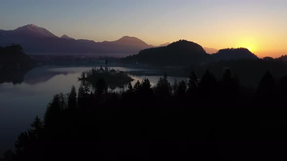 Bled Lake and Marijinega Vnebovzetja Church at Sunrise alt
