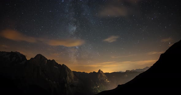 Time Lapse of Night Stars and Milky Way in Dolomiti Mountains Lanscape in Sunny Day Val Di Fassa alt