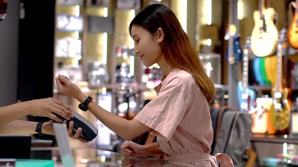 Young Asian Woman Using Smartwatch Payment 03 alt