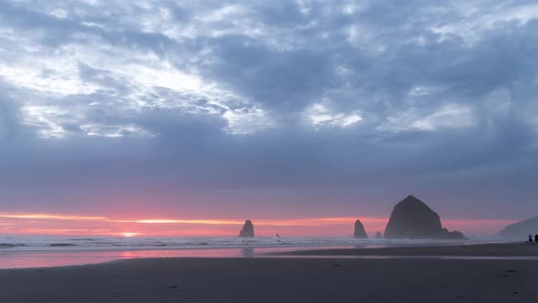 Breathtaking relaxing vivid landscape sunset timelapse at Cannon Beach on the Oregon coast in the US alt