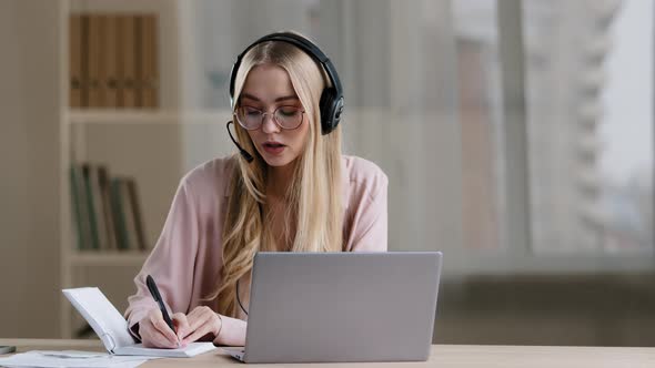 Caucasian Girl Student Online Teacher Mentor Psychologist Specialist Therapist Businesswoman in alt