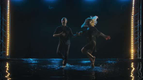 Beautiful Couple Dancing Latin Dance . Professional Dancers Dance Salsa on the Surface of the Water alt