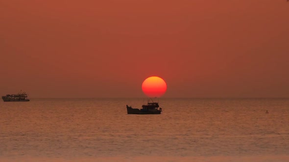 Beautiful Golden Sunset at The Sea alt