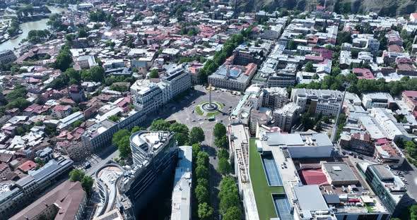 Flying over column of freedom in the center of the city. St. George monument of liberty in Tbilisi alt