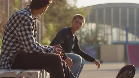 Slowmo of Teenagers in Skatepark alt