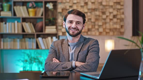 Portrait of a Young Man Office Manger at His Work alt