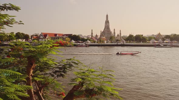 Thailand Bangkok Sunset River City Scene, Tourist Boat Trip Water Taxi and Buddhist Temple of Wat Ar alt