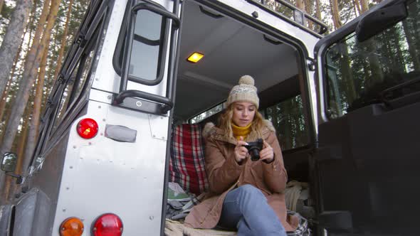 Female Traveler Taking Pictures alt