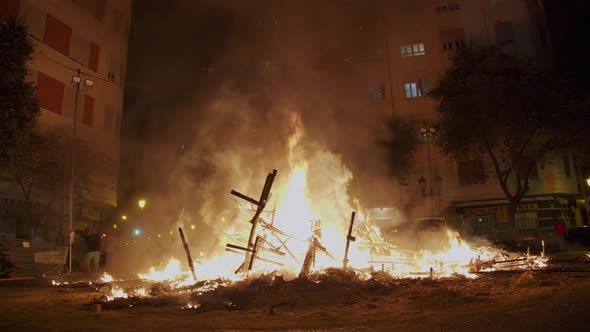 Fire demolished the street sculpture at Las Fallas night, Spain alt