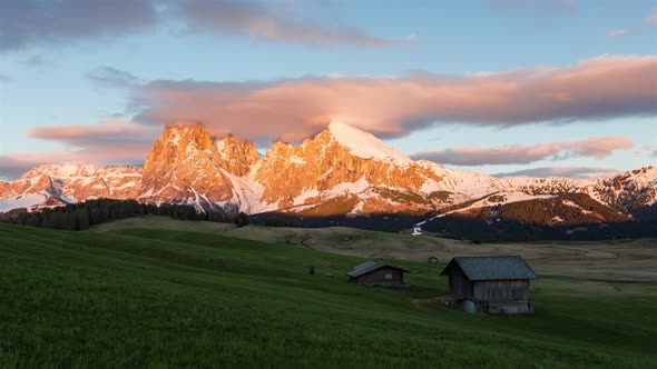 Day to Night Time Lapse of Langkofel and Pattkofel View From Seiser Alm, Dolomites, Italy alt
