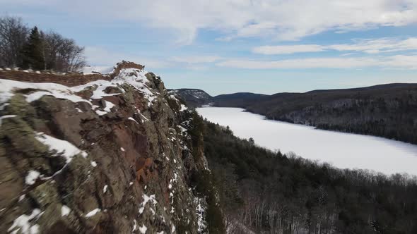 Drone video of the Lake of the Clouds in winter located in the Porcupine Mountains in Michigan. alt