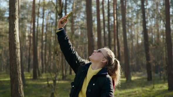 the Girl Got Lost in the Forest and is Looking for a Mobile Connection alt