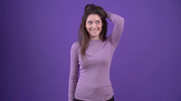 The Charismatic Girl Stylish Walking His Hands Through His Hair and Looked Forward with a Smile Lar alt