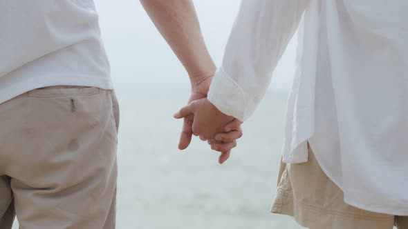 Couple tourist traveling to beautiful ocean in Thailand on a vacation weekend. alt